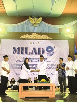 SIMBOLIS: Dekan FKis UTM Shofiyun Nahidloh, S.Ag., M.HI. memberikan potongan tumpeng kepada mantan Rektor UTM Dr. Drs. Ec. H. Muh. Syarif, M.Si. di sela-sela perayaan Dies Natalis FKIs di Gedung Pertemuan, Senin (15/5). (FKIS UNTUK JPRM)