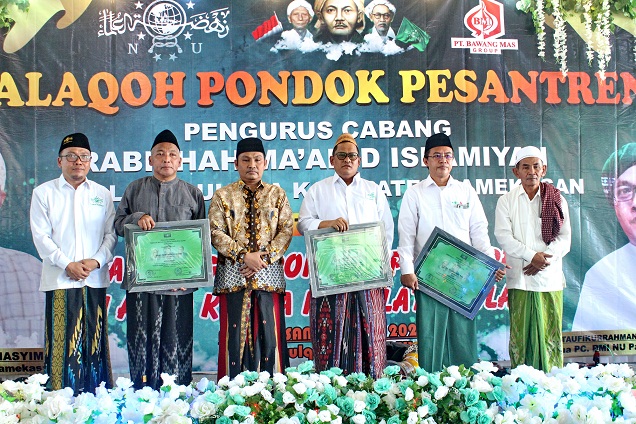 MEMBANGGAKAN: Owner PT Bawang Mas H. Khairul Umam (tiga dari kanan) foto bersama dengan para kiai dan pengurus PCNU Pamekasan dan PC RMI NU Pamekasan, Minggu (21/5). (MOH. JUNAIDI/JPRM)