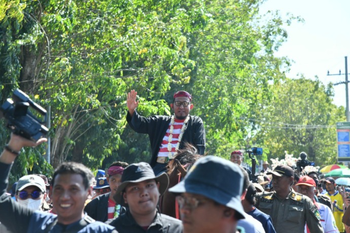 MERAKYAT: Bupati Sumenep Achmad Fauzi Wongsojudo menaiki kuda sambil menyapa masyarakat di Festival Jaran Serek, Jalan KH Agus Salim, Desa Pangarangan, Sabtu (27/5). (PROKOPIM SUMENEP UNTUK JPRM)