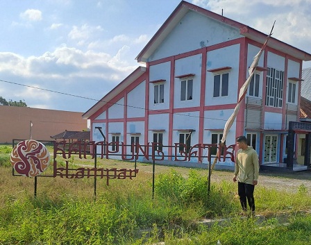 TAK TERAWAT: Warga berada di Sentra Batik Klampar, Desa Klampar, Kecamatan Proppo, Selasa (23/5). (FAHMI/JPRM)