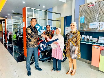 BERUNTUNG: Pemimpin BNI Cabang Pamekasan Eri Prihartono menyerahkan hadiah undian pada nasabah  Selasa (30/5). (BNI UNTUK JPRM)