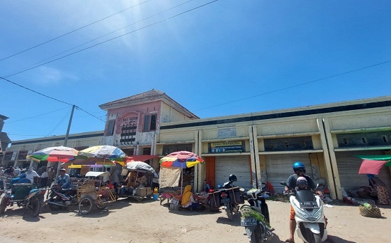 KAWASAN INDUSTRI: Pengunjung berada di area pasar tradisional Kecamatan Camplong, Sampang, Kamis (12/1). (JUNAIDI PONDIYANTO/JPRM)