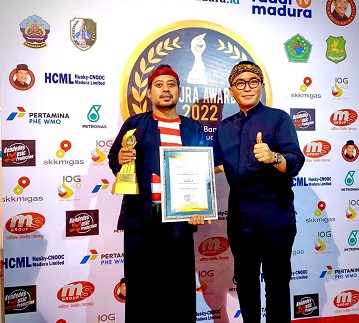 BERPRESTASI: Harisandi Savari foto bersama dengan Bupati Pamekasan Baddrut Tamam usai penganugerahan Madura Awards 2022 di Gedung Bakorwil Pamekasan, Jumat, 16 Desember 2022. (HARISANDI UNTUK JPRM)