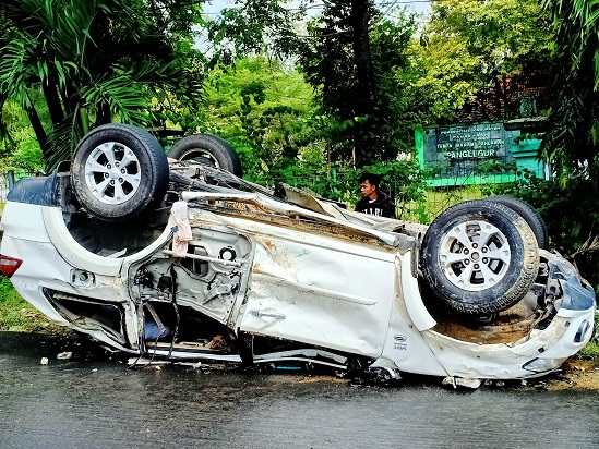 TERBALIK: Warga melihat Mitsubishi Pajero Sport L 1320 NM yang kecelakaan di Jalan Raya Panglegur, Kecamatan Tlanakan, Pamekasan, Rabu (3/5). (FAHMI/JPRM)