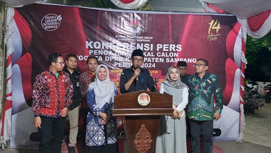 BERI KETERANGAN: Ketua KPU Sampang Addy Imansyah (pegang mik) memberikan keterangan pers setelah menutup masa pengajuan bacaleg di kantor KPU Sampang. (JUNAIDI PONDIYANTO/JPRM)