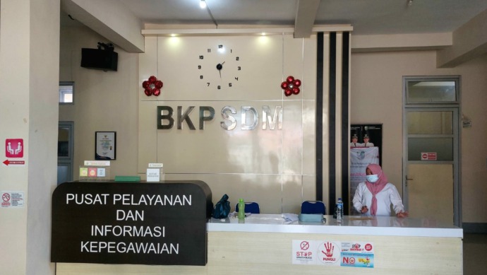 BERDINAS: Pegawai ketika berada di lobi utama kantor Badan Kepegawaian dan Pengembangan Sumber Daya Manusia (BKPSDM) Sampang, Rabu (24/5). (JUNAIDI PONDIYANTO/JPRM)