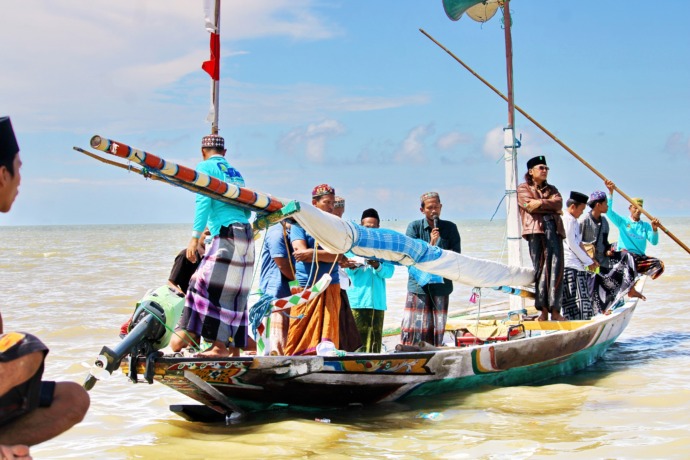RITUAL: Peserta rokat tase’ berdoa bersama setelah pelepasan sesajen di perairan Desa Kwanyar Barat, Kecamatan Kwanyar, Bangkalan, Senin (1/5). (ABRAR GHAZY HARDIAN/JPRM)