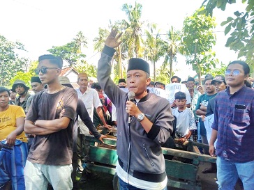 SITA PERHATIAN: Warga melakukan aksi ke balai Desa Saobi, Kecamatan Kangayan, Sumenep, Senin (1/5). (DIYAUL HAKKI UNTUK JPRM)