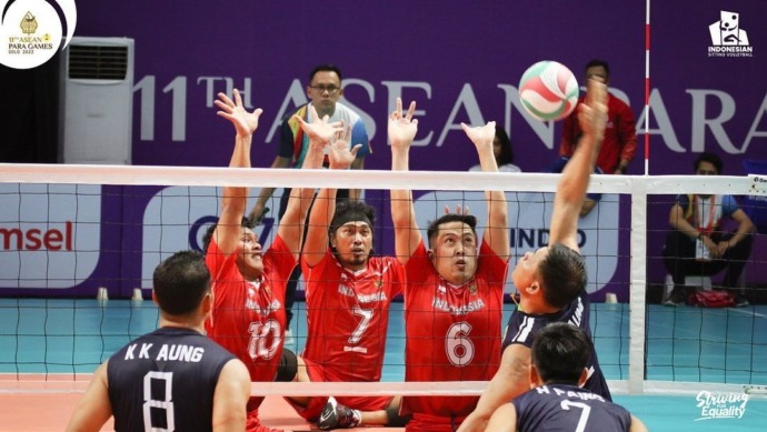 BERPRESTASI: Nasrullah (bandana hitam) saat mengikuti kompetisi Voli Duduk ASEAN Para Games 2022. (DOK/JPRM)