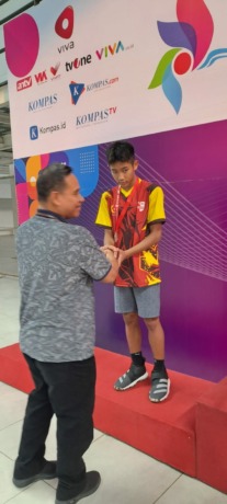 MEMBANGGAKAN: Akhmad Javier Hamid menerima ucapan selamat dari panitia pelaksana atas keberhasilannya menembus limit SEA Age di Kolam Renang Senayan, Jakarta, Minggu (11/6). (DISPORA Untuk JPRM)