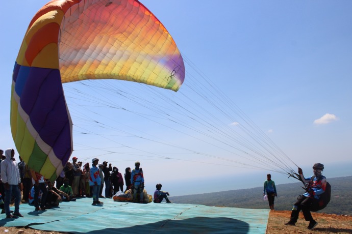 TAKLUKKAN KETINGGIAN UDARA: Atlet paralayang terbang di Puncak Lanjari, Desa Soddara, Kecamatan Pasongsongan, Sumenep, dalam ajang Liga Jatim Seri 1, Minggu (4/6). (MOH. BUSRI/JPRM)