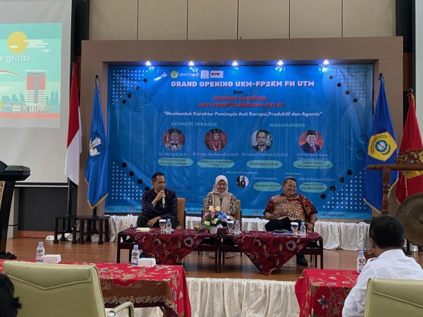 KAJIAN ILMIAH: Dari kiri, Pemimpin KPK Nurul Ghufron, Zilda Khilmatus, dan Deni Setya Bagus Yuherawan mengisi materi seminar nasional di lantai 10 Gedung Rektorat UTM Rabu (31/5). (AYU LATIFAH/JPRM)