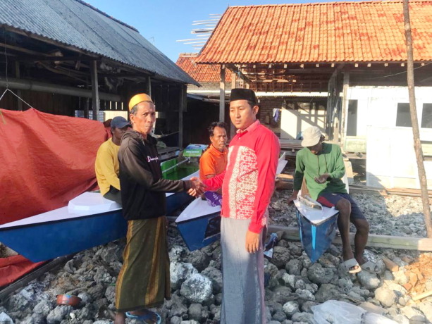 PEDULI: Kades Saobi, Kecamatan Kangayan, Hosaini (kanan) memberikan bantuan perahu kepada para nelayan di desanya pada Rabu (31/5).