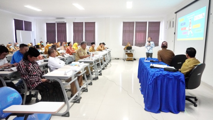BEDAH MASALAH: Konsultan Pelayanan Publik Umar Hidayat memberikan pemaparan di ruang Education Center RSUD Syamrabu. (JUPRI/Radarmadura.id)