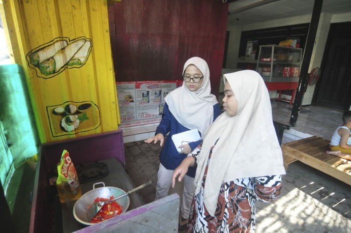 DALAM PANTAUAN: Tim auditor produk halal sedang melihat proses pengolahan sambal produk UMKM Sambal Dapoer Haidar di Desa Pulau Mandangin, Sampang, Jawa Timur pada Selasa (6/6). (HCML Untuk Radarmadura.id)