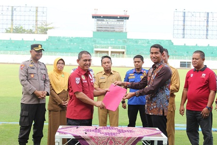 PENILAIAN: Kadispora Bangkalan Akhmad Ahadiyan Hamid (pakai batik) menerima hasil asesmen dari Tim Asesmen Mabes Polri di SGB, Selasa (6/6). (DISPORA UNTUK JPRM)