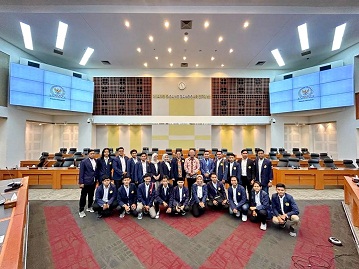 BERWIBAWA: Ketua Banggar DPR RI MH Said Abdullah berfoto bersama dengan rombongan BEM KM Universitas Trunojoyo Madura seusai berdiskusi dan serap aspirasi di ruang sidang Banggar DPR RI Senin (29/5).