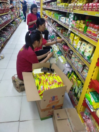 PEKERJA: Pegawai di salah satu toko modern sibuk menata barang di rak, Kamis (8/6). (VIVIN AGUSTIN HARTONO/JPRM)
