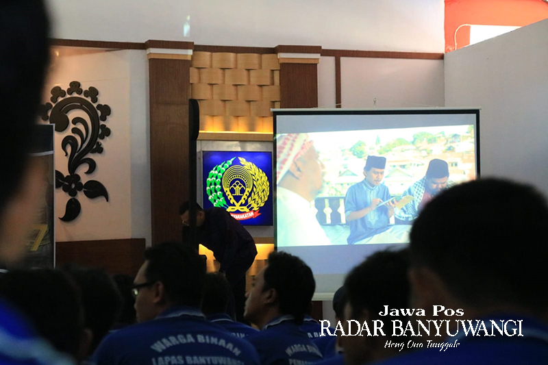 NOBAR: Puluhan napi menyaksikan film &rdquo;Miracle in Cell No. 7&rdquo; yang diputar di Aula Sahardjo, Lapas Banyuwangi, Sabtu malam (10/6).