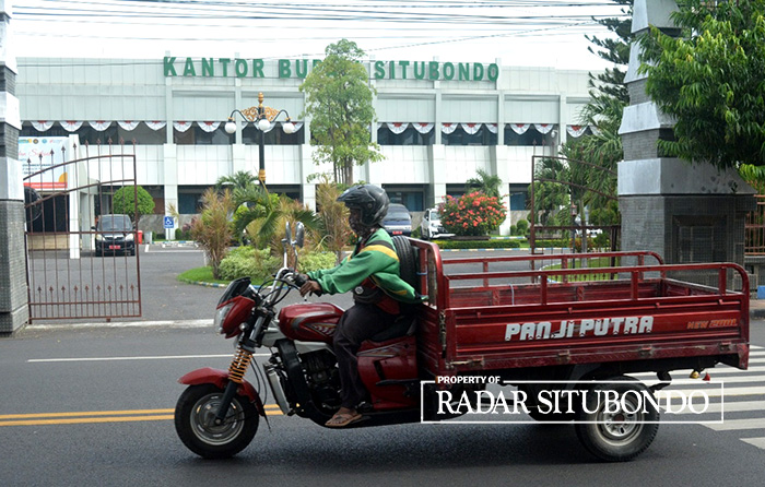 Suasana Kantor Pemkab Situbondo yang berada di Jalan PB Sudirman, Kelurahan Patokan, Kecamatan Kota. Sejumlah ASN kena sanksi. Tiga diantaranya terancam dipecat.