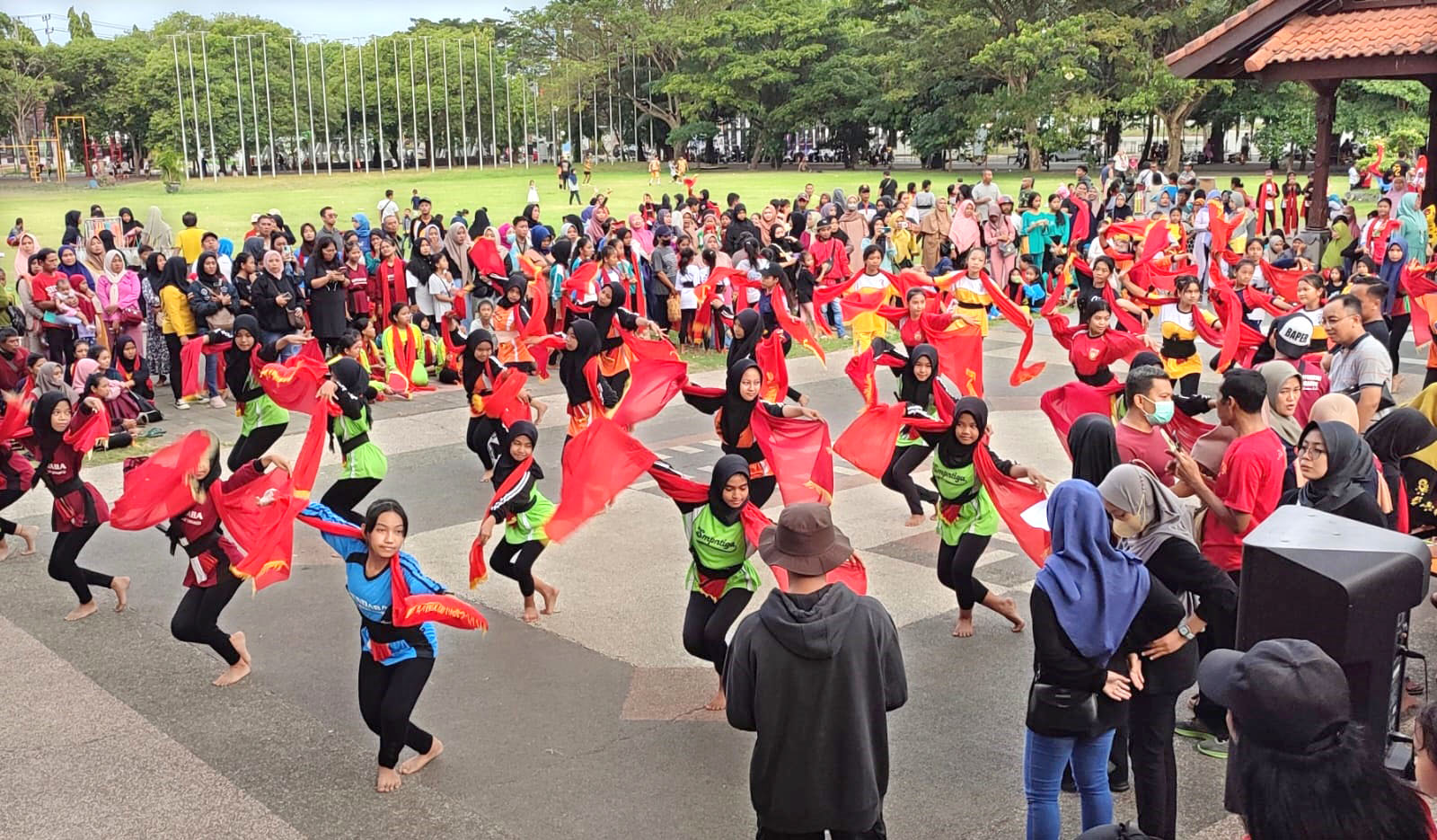 SELENDANG MERAH: Ratusan siswa mengikuti seleksi penari Gandrung Sewu di Taman Blambangan pada Minggu (11/6).