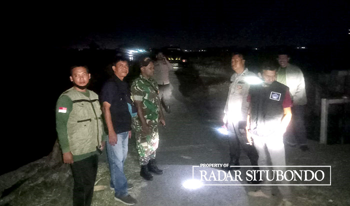 SIAGA: Warga Kelurahan Dawuhan bersama jajaran Forkopimcam Situbondo melakukan penjagaan di kawasan lokalisasi Burnik, belum lama ini.