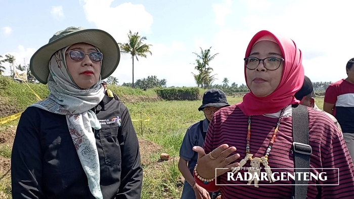 BERKUNJUNG: Ketua Ikatan Ahli Arkeologi Indonesia Komda Jatim, Endang Prasanti (kanan) dan Kabid Cagar Budaya & Sejarah Disbudpar Jatim Evi Widjajanti di lokasi Situs Balak, Selasa (13/6).
