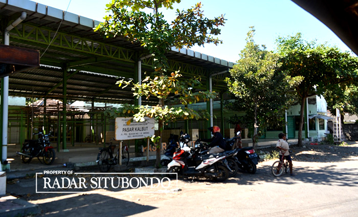 TAK BERFUNGSI: Keberadaan pasar di Pelabuhan Kalbut, Desa Semiring, Kecamatan Mangaran, Situbondo, tampak tidak terawat, Selasa (13/6).