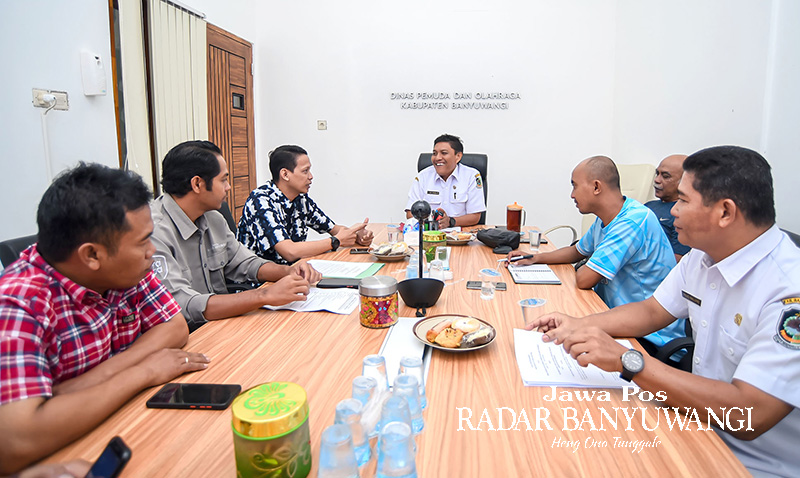 PERSIAPAN: Dinas Pemuda dan Olahraga (Dispora) Banyuwangi bersama Kelompok Kerja Guru Olahraga (KKGO) SD dan Jawa Pos Radar Banyuwangi membahas rencana Lomba Gerak Jalan dan LKBB Pelajar, Rabu (14/6).