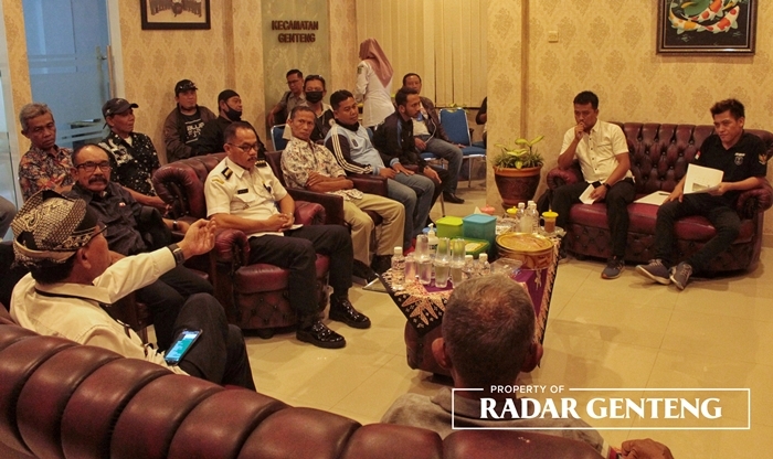 AUDIENSI: Komunitas Sadar Hukum Rakyat Blambangan Bersatu (RBB) bertemu Pemdes Genteng Kulon dan Pemerintah Kecamatan Genteng di Kantor Camat Genteng, Rabu (14/6).