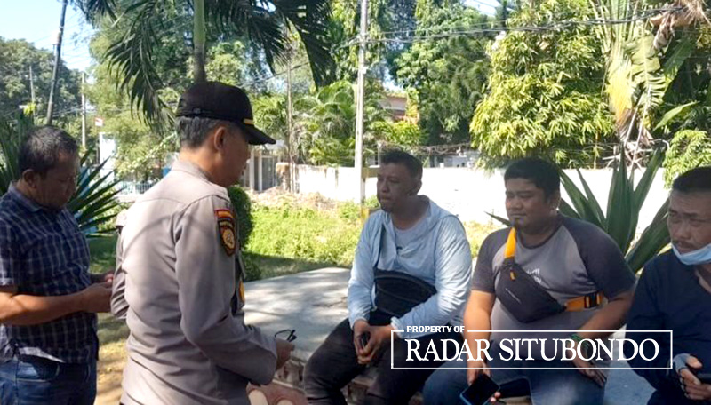 KENA TEGUR: Anggota Polsek Panji mendatangi tongkrongan debt collector di depan Pabrik Gula Panji, Situbondo, Rabu (14/6).