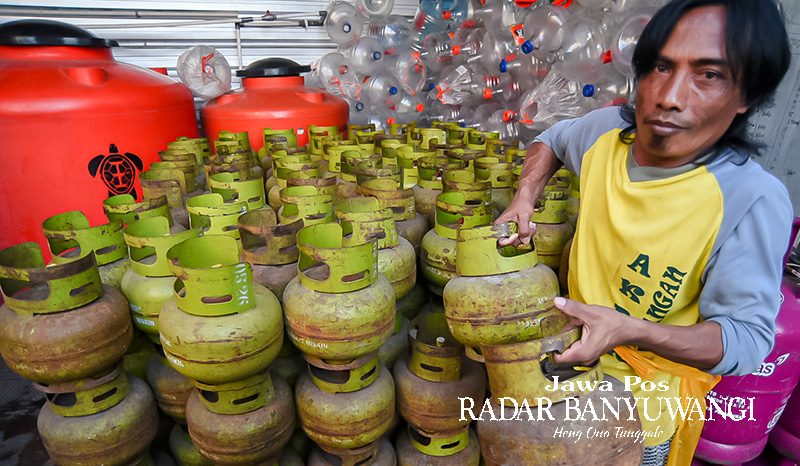MAKIN LANGKA: Gas elpiji ukuran melon makin sulit didapat di pasaran. Pembelian dibatasi hanya satu tabung, itu pun harus menunjukkan fotokopi KTP.