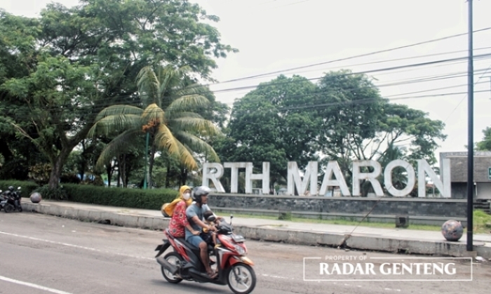 DIPERTANYAKAN: RTH Maron, Desa Genteng Kulon, Kecamatan Genteng yang kini disoal pengelolaannya Rabu (14/6).