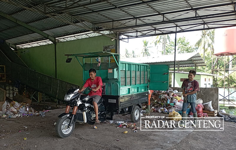 PILAH SAMPAH: Aktivitas pengolahan sampah di TPST Dusun Sidomulyo, Desa Sumberberas, Kecamatan Muncar, Banyuwangi.