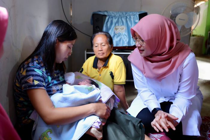 KESEHATAN: Bupati Ipuk Fiestiandani mengunjungi Yunita Astriana yang baru melahirkan di Dusun Sukamade, Desa Sarongan, Kecamatan Pesanggaran pada Selasa (13/6).