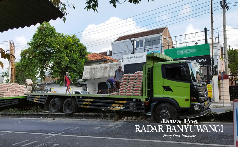 Truk pengangkut semen tabrak double w di perempatan Cungking Banyuwangi.