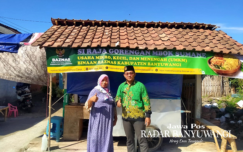 Petugas UPZ Wongsorejo foto bersama dengan Mbok Sumane usai menyerahan modal berdagang.
