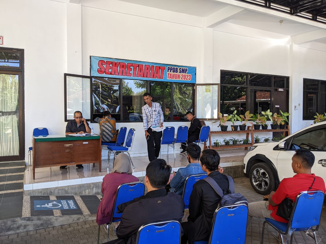 KOREKSI : Puluhan wali murid mendatangi sekretariat PPDB Dispendik Banyuwangi untuk meminta bantuan kendala yang dihadapi