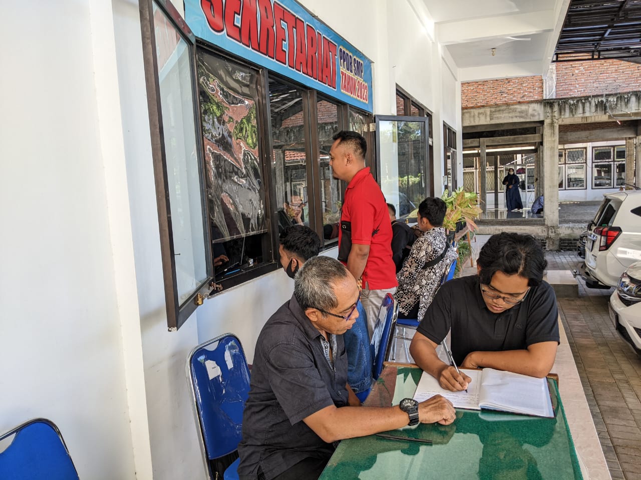 PERBAIKAN DATA: Calon pendaftar PPDB SMP mendatangi Sekretariat PPDB di kantor Dinas Pendidikan Banyuwangi