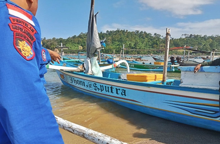 RUSAK: Perahu yang dipakai ketiga nelayan asal Lombok Barat, NTB yang mengalami kerusakan mesin diamankan di Pelabuhan Pancer, Desa Sumberagung, Kecamatan Pesanggaran, Sabtu (17/6)
