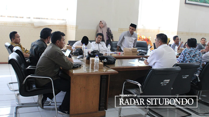 TINDAK LANJUT: Tim Pansus LHP BPK melakukan rapat bersama dengan sejumlah OPD di ruang rapat gabungan DPRD Situbondo, Jumat (16/6).