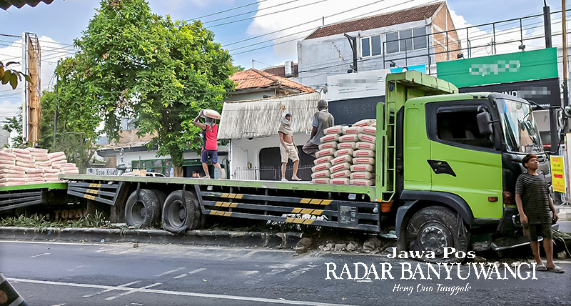 Truk trailer bernopol DK 8807 UQ yang mengangkut semen nangkring di pembatas Jalan Gajah Mada Banyuwangi, dekat traffic light Cungking, Kamis (16/6).