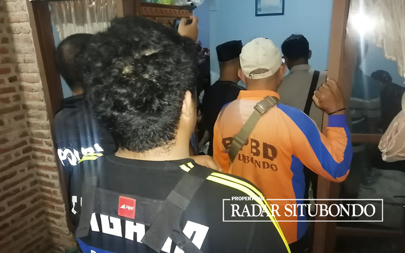 RUMAH DUKA: Anggota PPBD Situbondo melihat jenazah Adi Syaiful Bahri, 38, di Dusun Lugundang Timur, Desa Talkandang, Kecamatan/Kota Situbondo, Sabtu lalu (17/6).