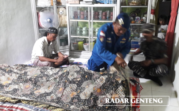 KECELAKAAN KERJA: Jenazah Rocky Martin disemayamkan di rumahnya Dusun Muncar Baru, Desa Tembokrejo, Kecamatan Muncar, Sabtu (17/6).