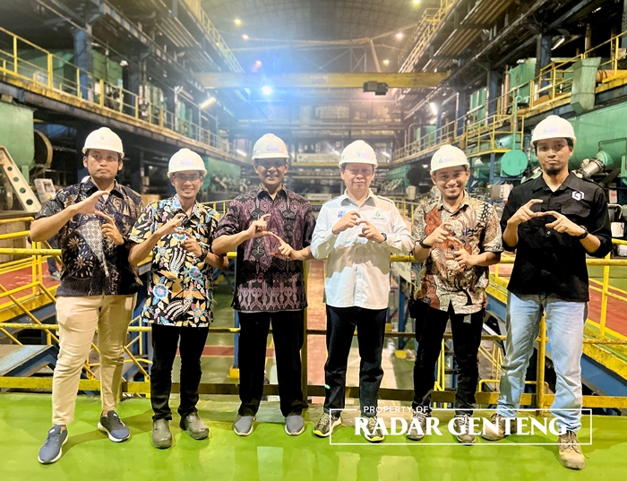 SINERGI: GM PG Glenmore Yus Martin (tiga dari kiri) dan tim saat menyambut kunjungan Direktur Utama SGN Aris Toharisman (tiga dari kanan) ke PG Glenmore pada Jumat (16/6).