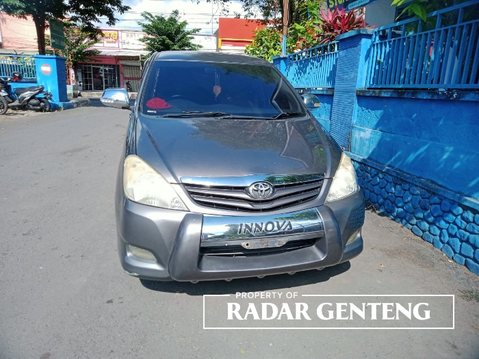 BB: Mobil Toyota Kijang Innova yang menabrak jukir Gio diamankan di Pos Lantas Jajag, Kecamatan Gambiran Senin (19/6).