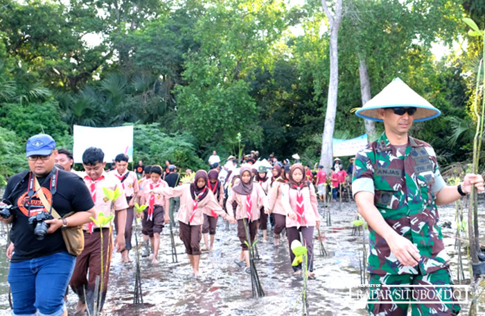 JAGA LINGKUNGAN: Managemen PLN UIP JBTB, Karyawan TN Baluran, Forkopimda, Forkompimca Banyuputih, Komunitas Randu Agung Lestari serta siswa SD melakukan penanaman 16  ribu pohon mangrove.