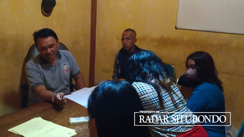 TERCIDUK: Tiga pekerja seks komersial (PSK) di warung remang-remang, Desa Kotakan, Kecamatan/Kota Situbondo, diamankan ke kantor Satpol PP Situbondo, Senin malam (19/6) sekitar pukul 22.40.