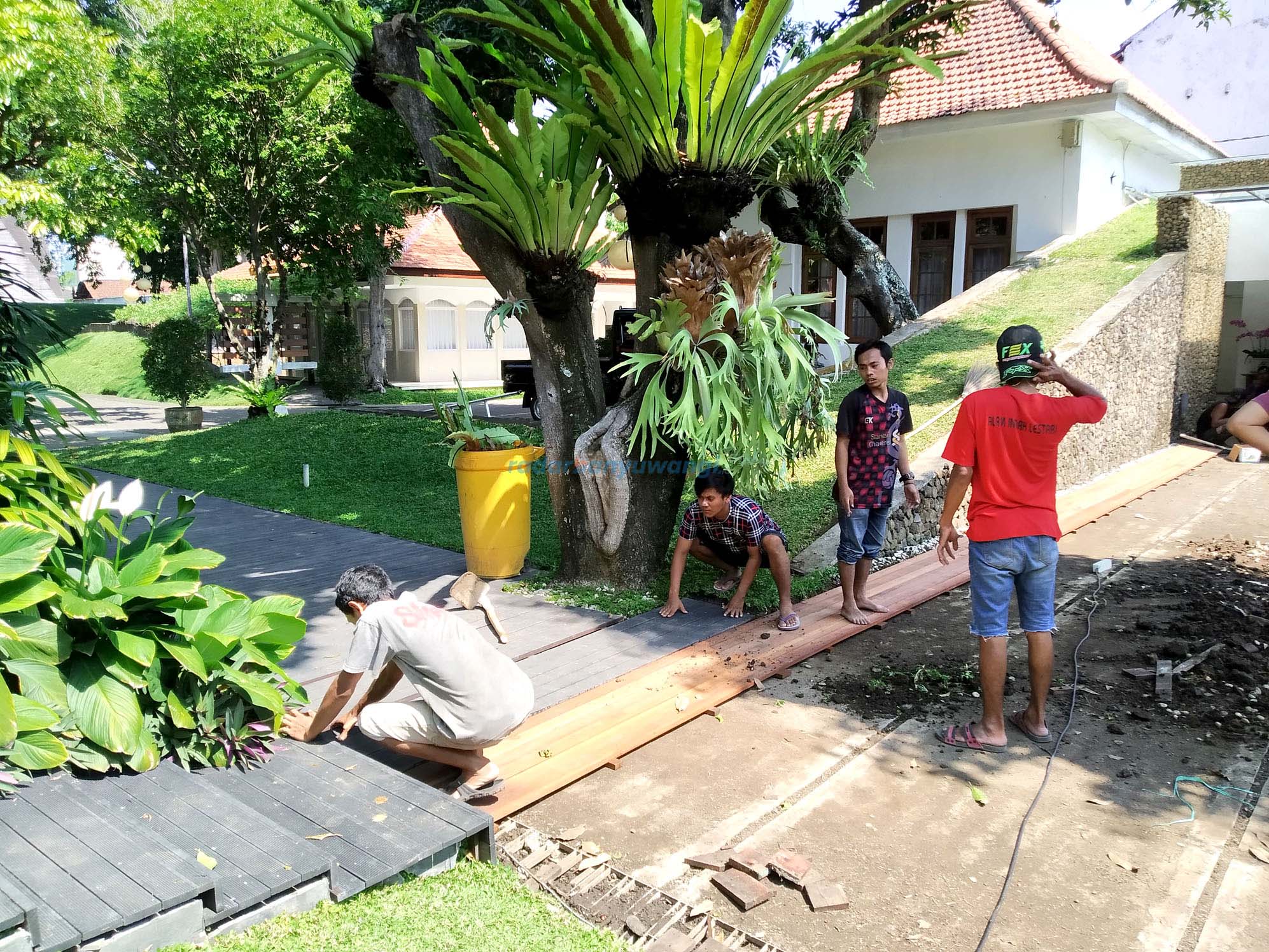 DIPOLES: Halaman belakang Pendapa Sabha Swagata Blambangan tengah dipermak untuk persiapan FAN 2023 kemarin (20/6).