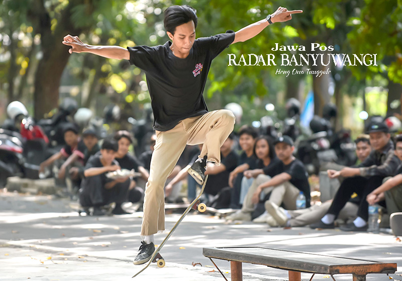 FREESTYLE: Beragam kegiatan dilakukan dalam memperingati Skateboarding Day Internasional pada 21 Juni. Di GOR Tawang Alun, puluhan anak muda pencinta skateboard berlatih freestyle bersama, Rabu (21/6)